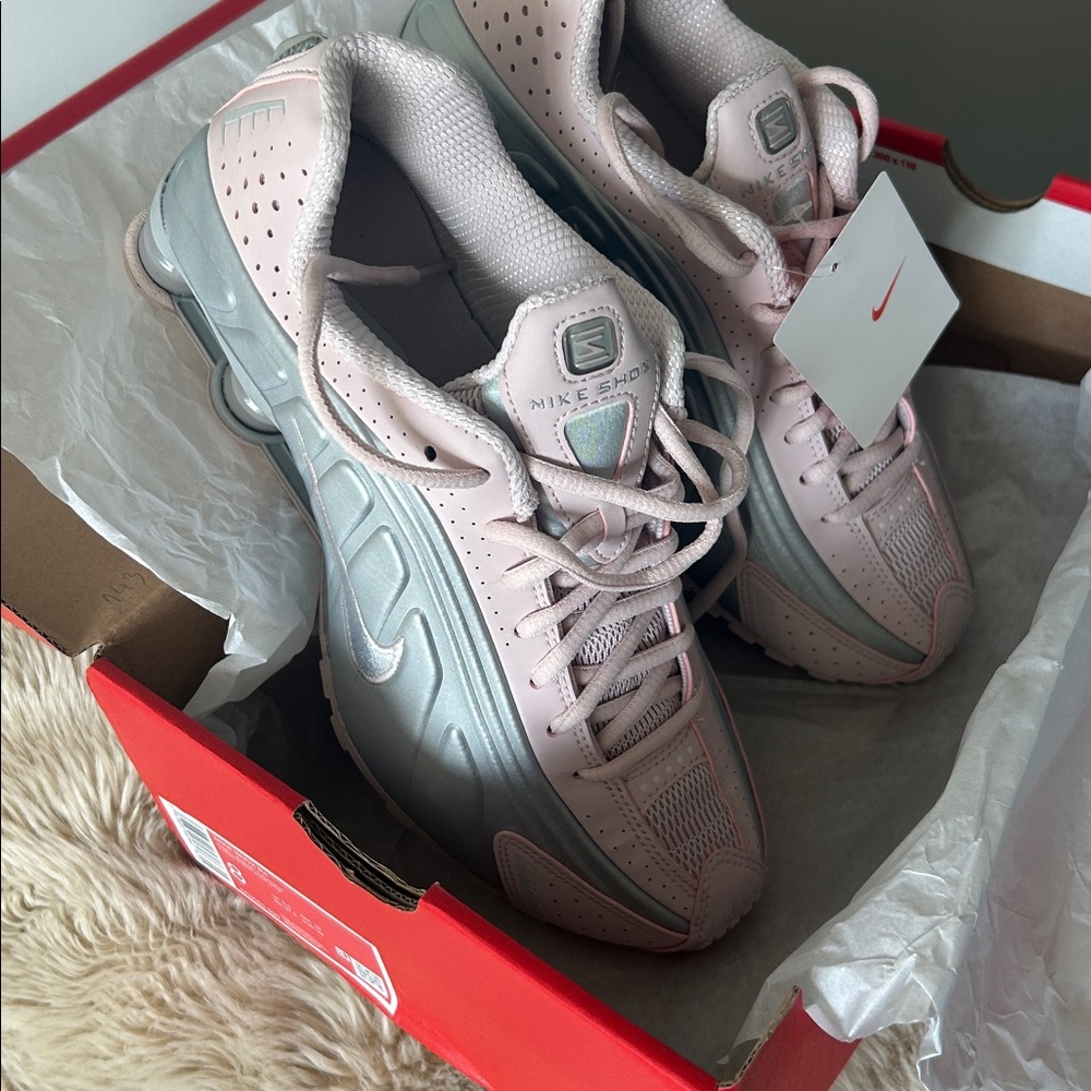 New in Box : Nike Shox R4 Barely Rose / Metallic
Platinum Sz: US 8 women’s - Picture 8 of 9